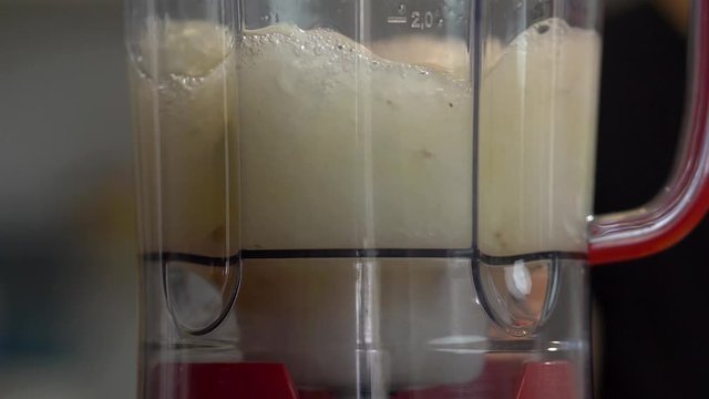 Slow motion de liquidificador batendo suco