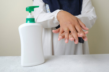 Obraz premium Washing hands by alcohol sanitizers or alcohol gel from pump bottle