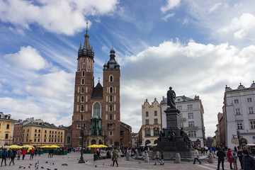 Fototapeta na wymiar St. Mary's Basilica in main market square in Krakow (Poland)