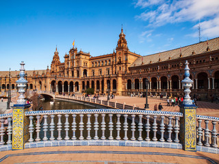 Vista de uno de los edificios de la Plaza de España de Sevilla desde uno de sus puentes