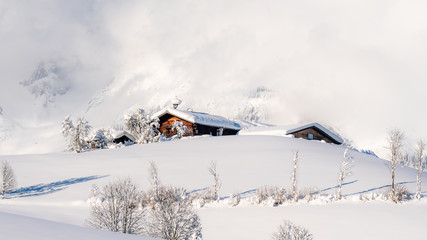 frischer Schnee auf Bauernhaus in Tirol