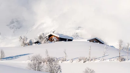 Fotobehang frischer Schnee auf Bauernhaus in Tirol © EA