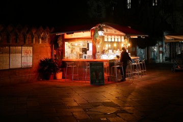 Saftkiosk im Sestiere Cannaregio in der Nacht im Centro Storico von Venedig