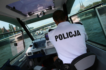 Motorówka policyjna na rzece.  © FotoDax