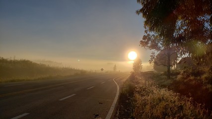 sol nascente e ou poente na estrada