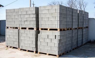 Plant for the production of building blocks. The rubble building block on pallets.
