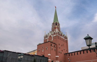 Obraz premium Spasskaya tower (Bashnya) or Saviour Tower of the Kremlin with the clock on the Red Square in Moscow, Russia