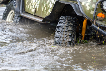 SUV in the water turns the front wheel is turned out © metelevan