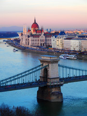 Fototapeta na wymiar View of the Szechenyi Chain Bridge at sunset in Budapest, Hungary.