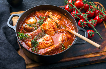 Traditioneller brasilianischer Fisch Eintopf Moqueca Baiana mit Fisch Filet in Tomate Sauce als...