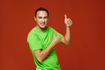 Naklejka premium young man showing thumbs up