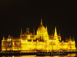 Fototapeta premium View of the Hungarian Parliament Building at night in Budapest, Hungary.