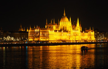 Fototapeta premium View of the Hungarian Parliament Building and the Danube river at night in Budapest, Hungary.