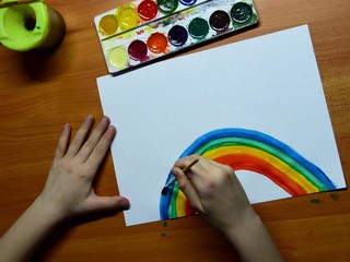child draws paints