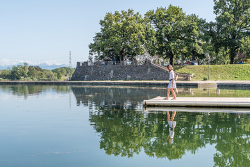 Enfant regardant le fond de l'eau au lac de Divonne les bains