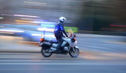 Policjant na motocyklu.  © FotoDax