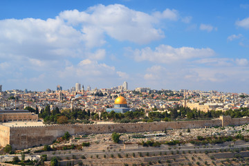 Fototapeta na wymiar The old city of Jerusalem from the Mount of Olives. Israel