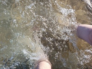 pernas, pés, água salgada e cristalina, natureza, praia