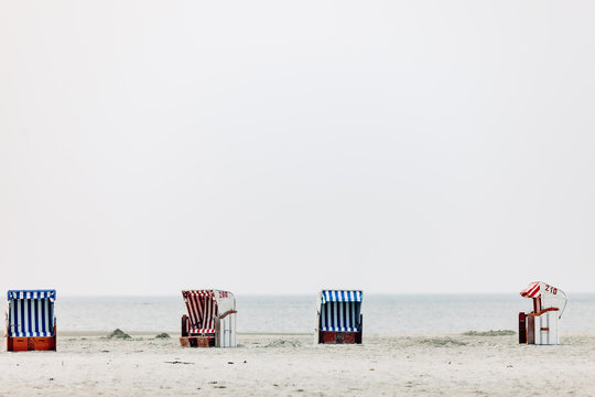 Strandk&ouml;rbe an verlassenem Strand 