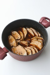 Schweinebraten im Topf. Lummerbraten. Schweinerücken.