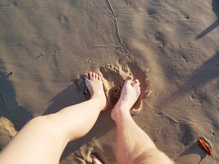 pés tortos na areia, casal, 