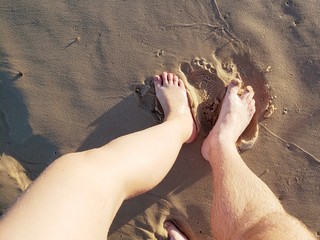 pés tortos na areia, casal, 