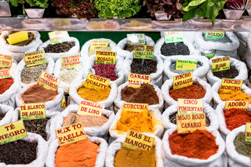 Gewürze in der Markthalle.Mercado de Vegueta in Las Palmas auf der kanarischen Insel Gran Canaria