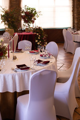 banquet round tables decorated with a bouquet in the center of the tables