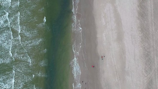&Uuml;berflug &uuml;ber menschenleeren Strand, zoom out