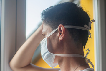 Młoda kobieta w masce kwarantanna w domu covid-19 © mirame111