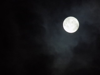 Fototapeta na wymiar luna entre nubes 