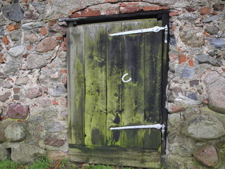 drewniane drzwi z podkową  © a76b9b77