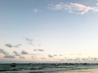 férias no paraíso de águas cristalinas, mar, praia, areia, coqueiros, 
