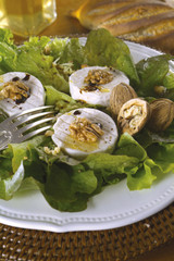 Fromages de chèvre Rocamadour AOC sur lit de salade, noix et miel. Spécialité du Quercy - Périgord.