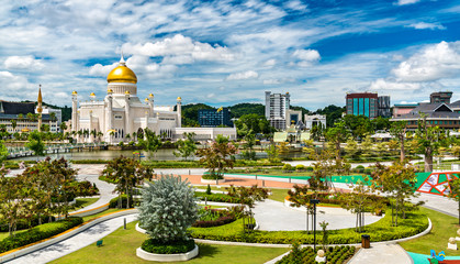 Omar Ali Saifuddien Mosque in Bandar Seri Begawan, the capital of Brunei - obrazy, fototapety, plakaty