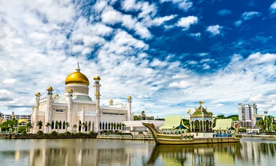 Deurstickers Omar Ali Saifuddien Mosque in Bandar Seri Begawan, the capital of Brunei © Leonid Andronov