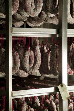 Salaisons traditionnelles affin&eacute;es, saucisson d'auvergne (france).