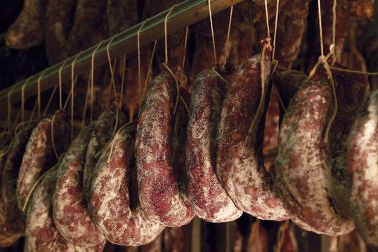 Salaisons traditionnelles affin&eacute;es, saucisson d'auvergne (france).