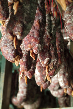 Salaisons traditionnelles affin&eacute;es, saucisson d'auvergne (france).