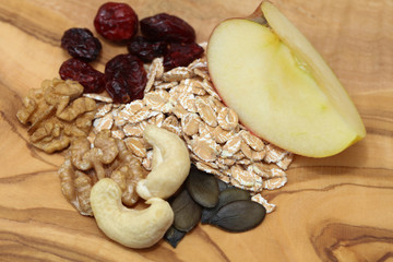 Müsli mit Getreide Nüssen Apfel und Beeren