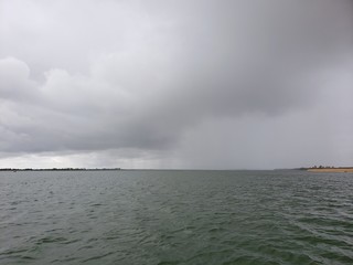 tempestade na água, mar, rio, barco