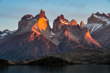 Pieken van Cuernos del Paine bij zonsopgang in het land Torres del Paine