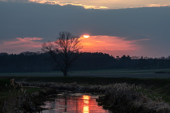 Zachód słońca nad kanałem