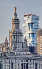 Obraz premium Surmounting the central tower a 20-foot tall gilded statue, Civic Fame, by sculptor Adolph Weinman on The David N. Dinkins Manhattan Municipal Building at Foley Square