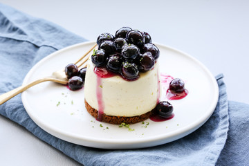 cheesecake with berries