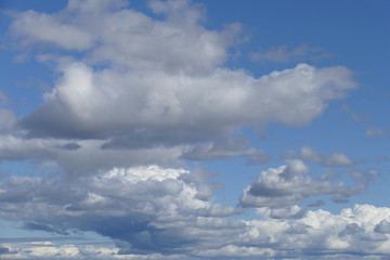 Fototapeta na wymiar Blauer Himmel und weisse Wolken