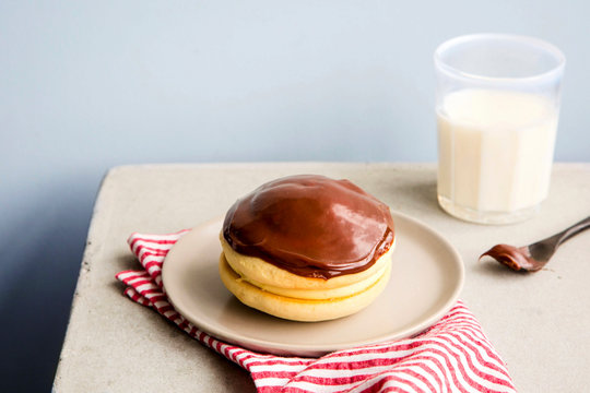 Boston Cream Whoopie Pie