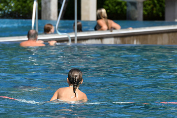 Badespaß in einem Freibad im Salzkammergut (Oberösterreich) - Swimming fun in an outdoor pool in...