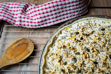 Quiche salée aux oignons avec des noix et graines de courge et tournesol