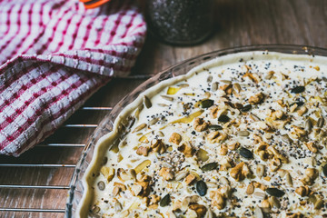 Quiche salée aux oignons avec des noix et graines de courge et tournesol